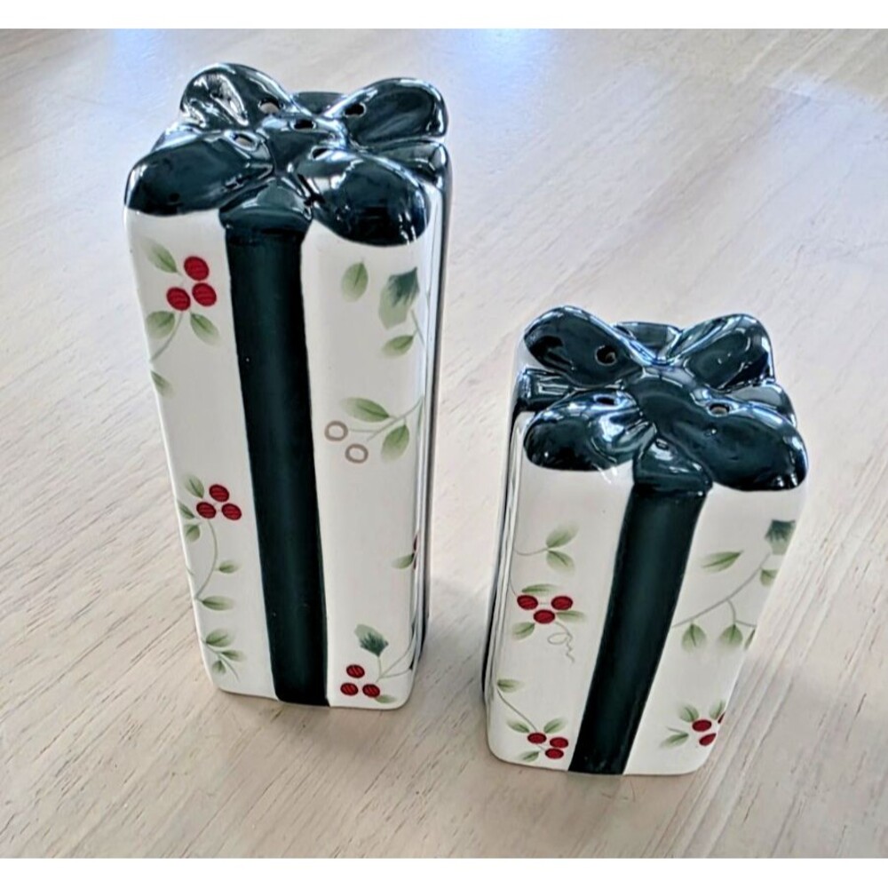 Pfaltzgraff Winterberry Christmas Present Tall Gift Boxes Salt & Pepper Shakers